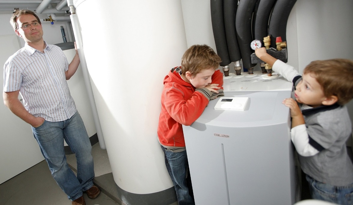 gezin met een all-electric warmtepomp