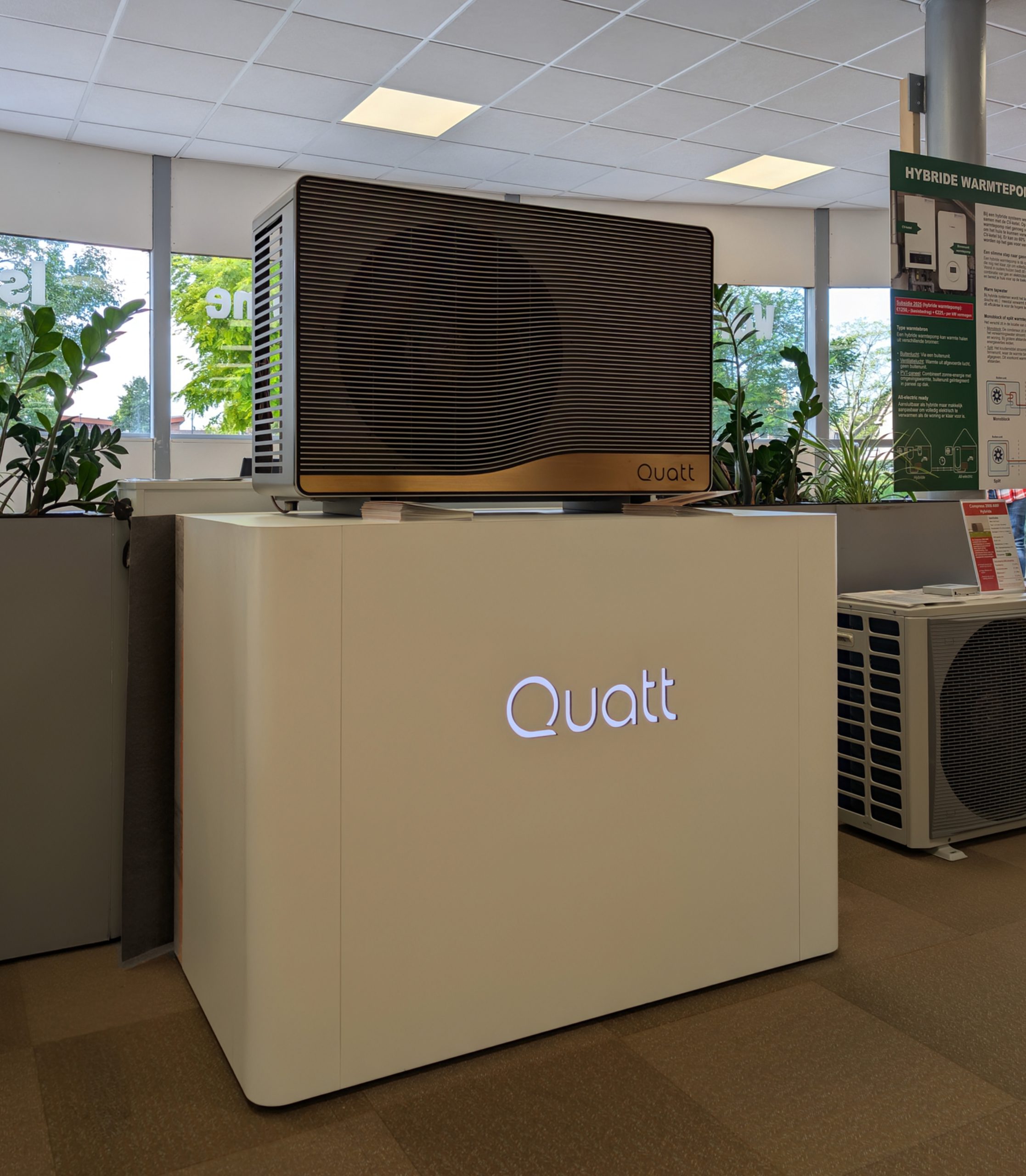 Quatt hybride warmtepomp in showroom